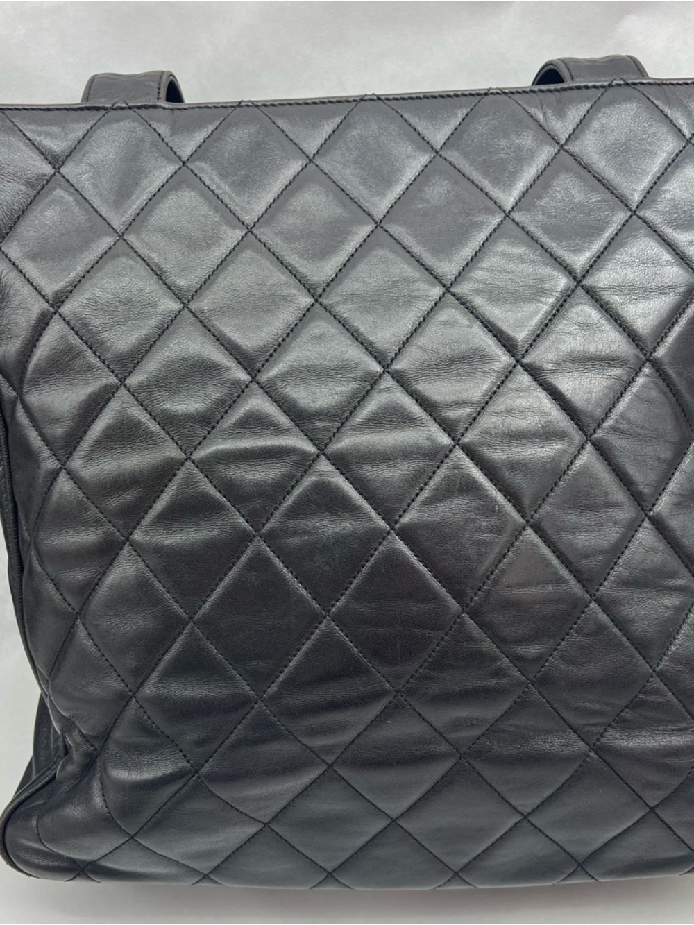 CHANEL Black Quilted Shoulder Bag with Gold CC Hardware - Picture 4 of 16